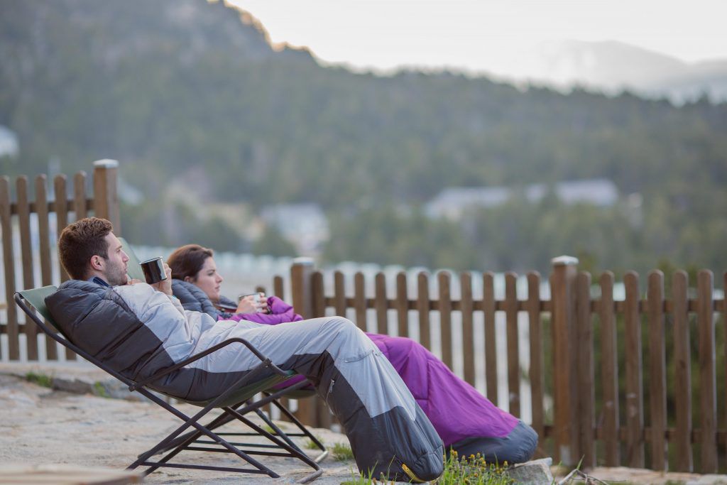 2 Personen im Schlafsack auf einem Campingsessel