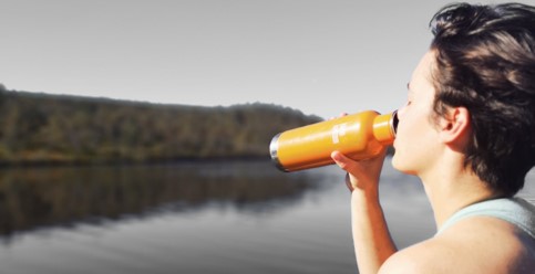 Mann mit Trinklfasche