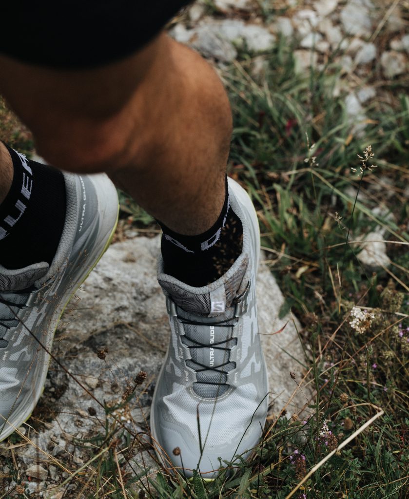 Der Salomon Ultra Glide Trailrunningschuh in grau