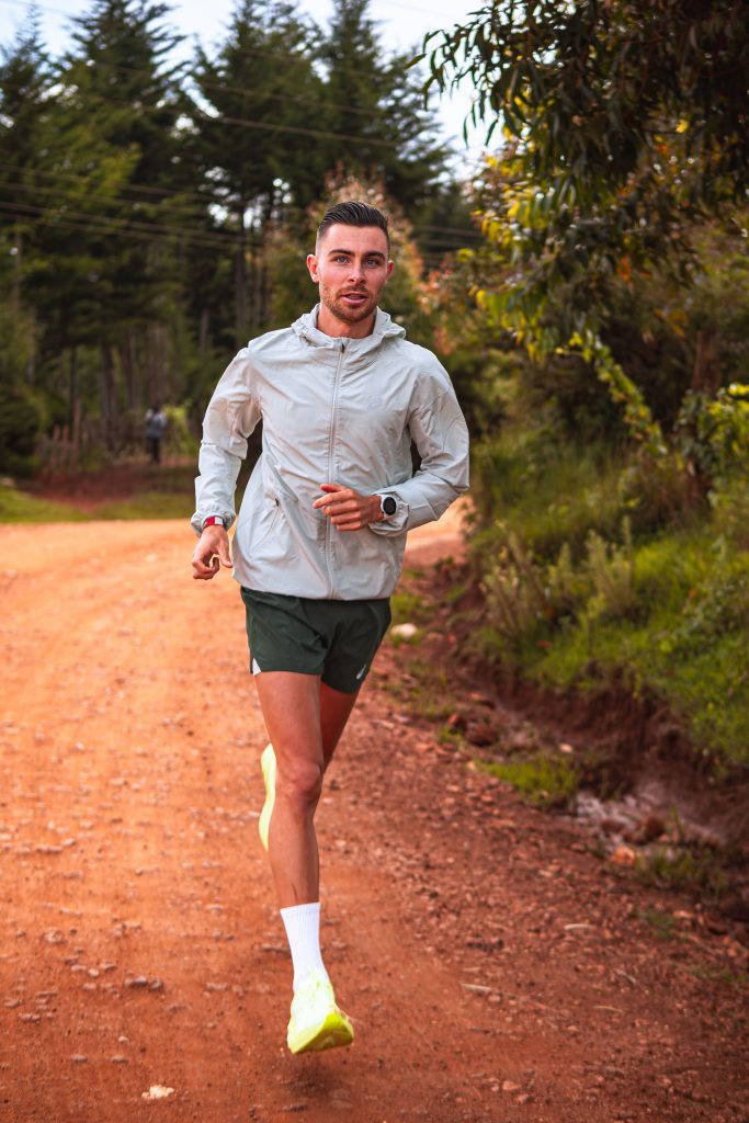 Bastien Augusto teste les Asics Novablast 4 sur un chemin de terre au Kenya