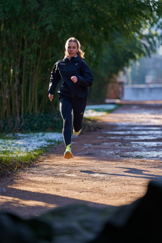 Test de l'adhérence la New Balance SC Elite V4 par Julie sur terrain gras/neige