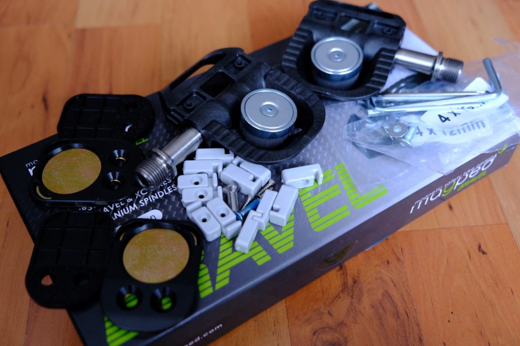 installation des pédales Magped Gravel lors de leur test