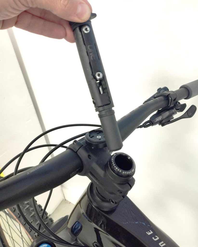 Installation du OneUp EDC Tool V2 dans le pivot de la fourche