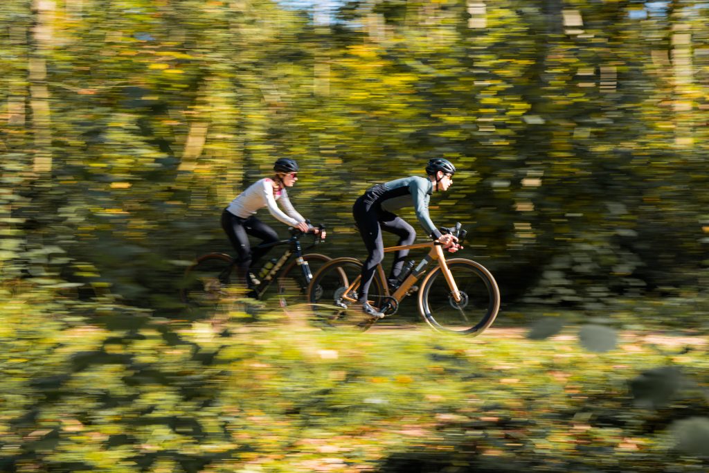 Deux pratiquants de gravel bike sur des chemins forestiers autour de Paris
