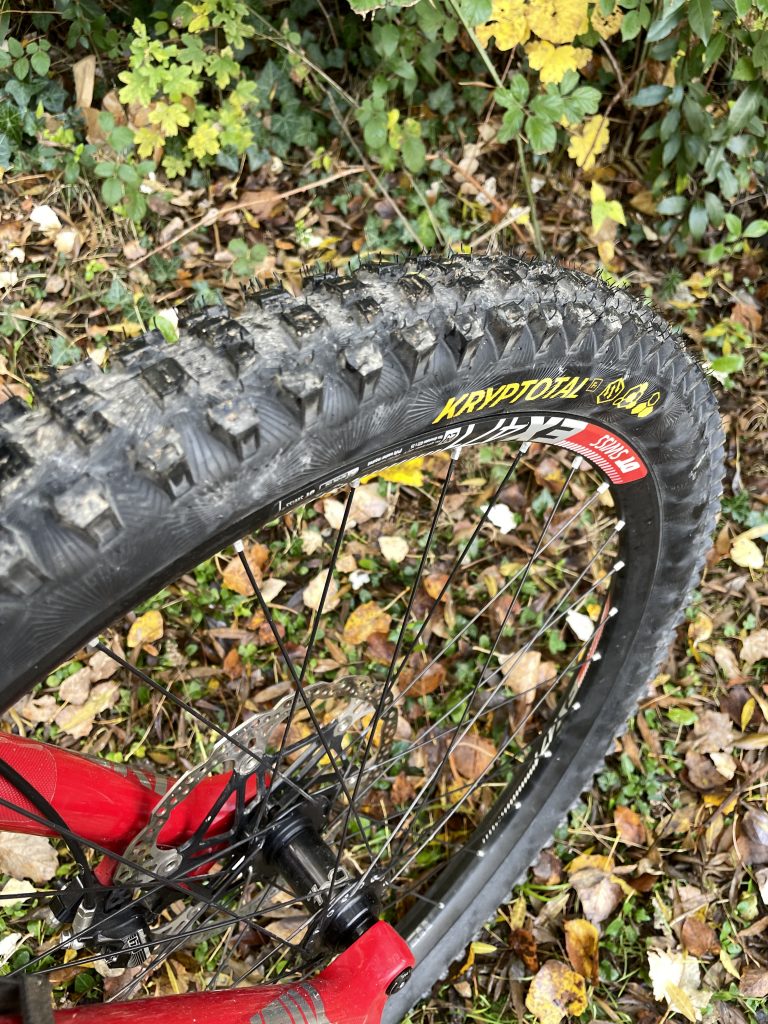 Le Continental Kryptotal Front monté à l'avant impressione par son adhérence