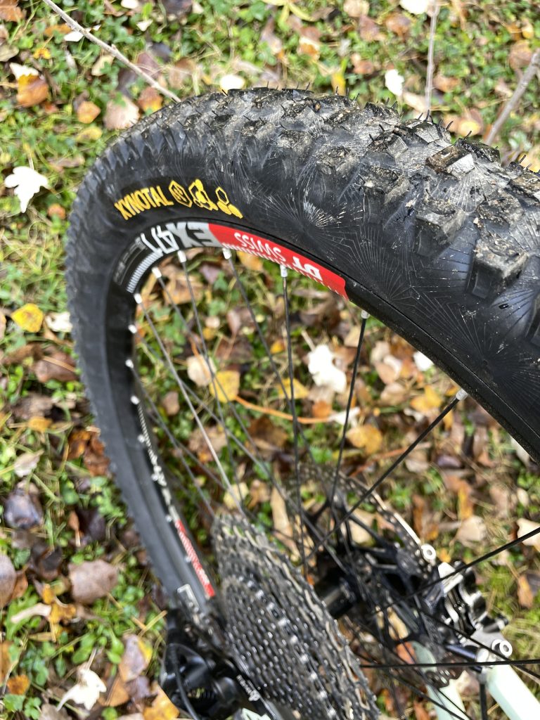 Le Continental Xynotal Enduro Soft monté à l'arrière, optimisé pour la vitesse