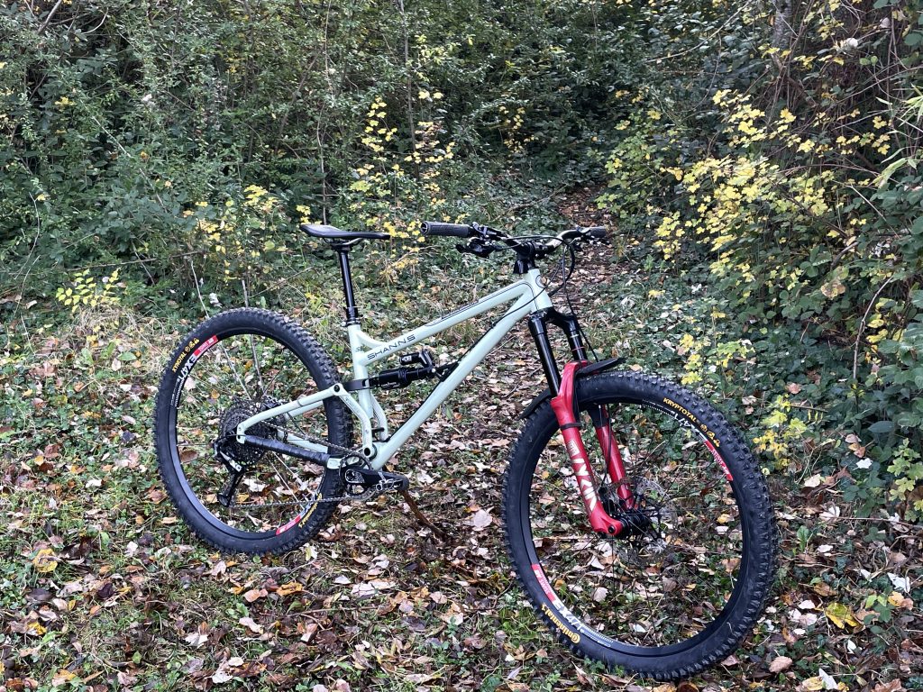 Les pneus Continental Kryptotal Front et Xynotal Carcasse Enduro Soft montés sur un VTT pour leur test