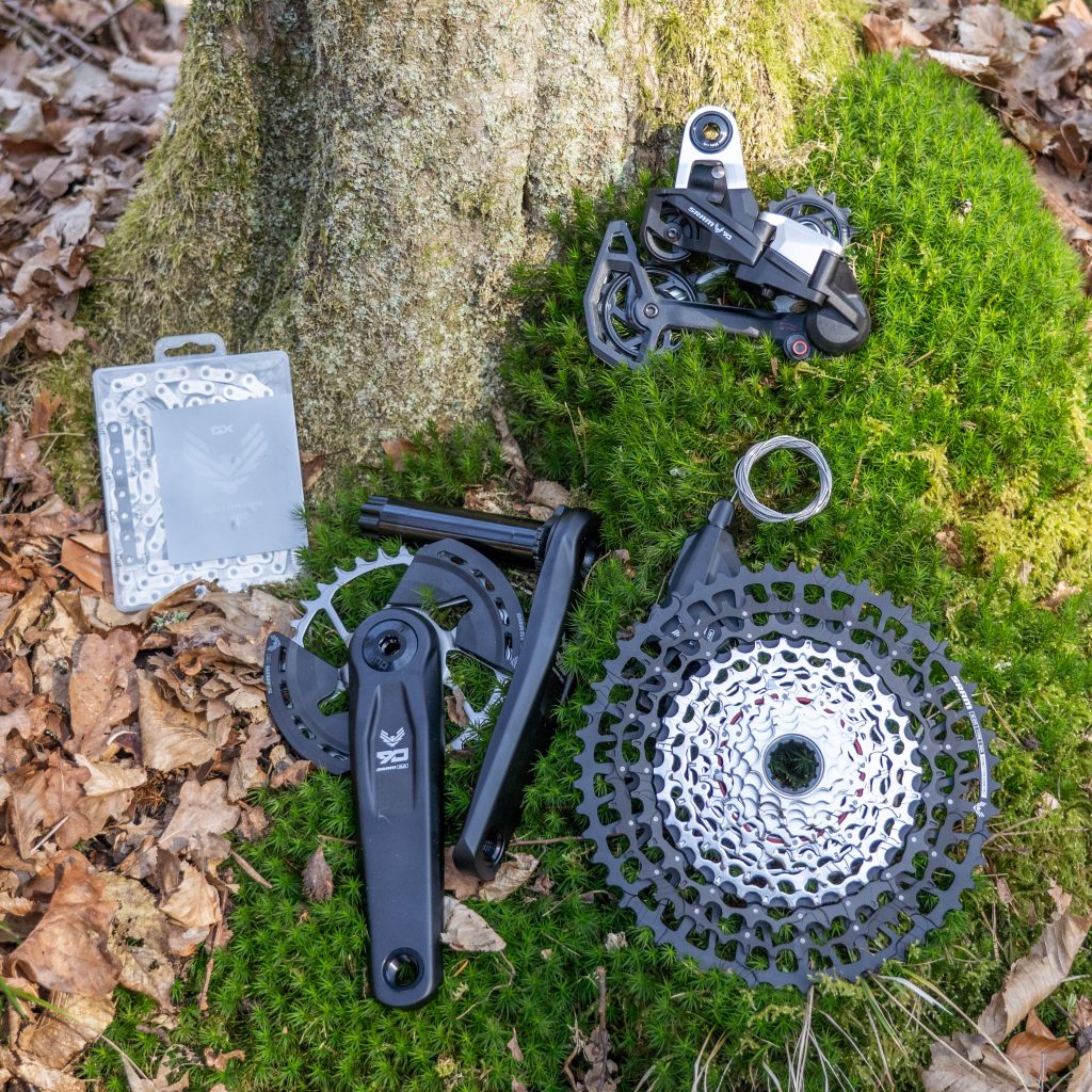 Ensemble du groupe Sram Eagle 90 juste avant son montage pour notre test