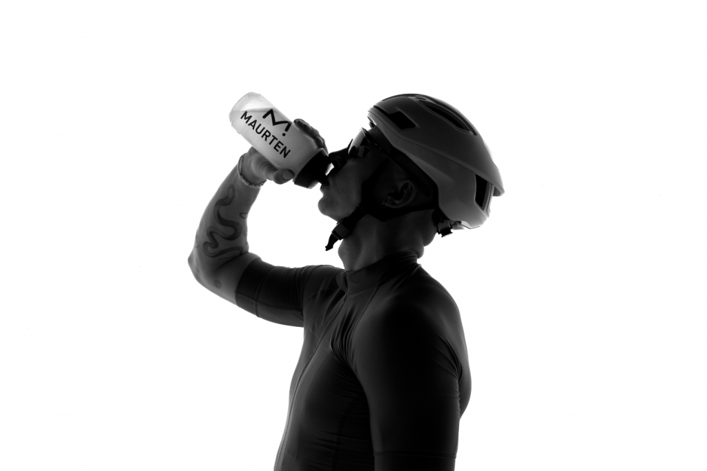 Cycliste buvant un drink mix Maurten