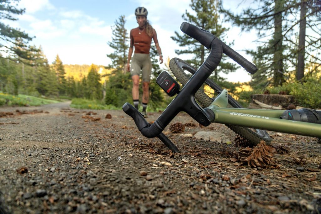 Garmin Edge 850 sur un gravel au sol en forêt