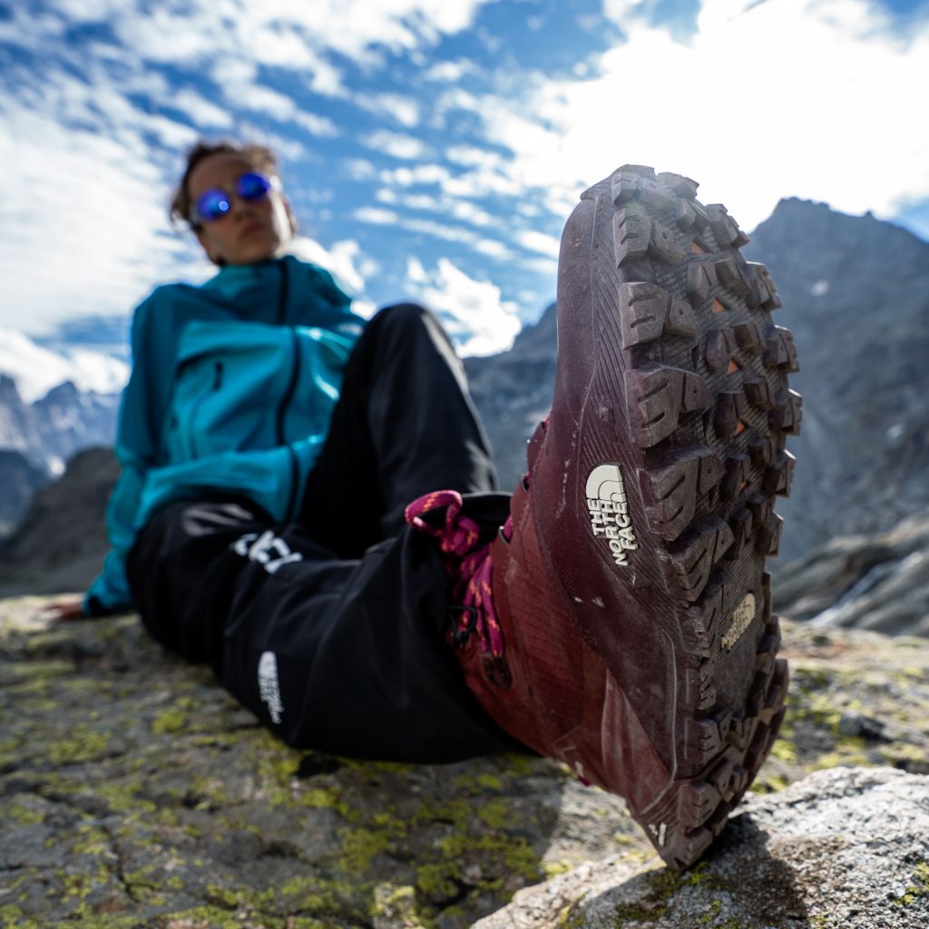 Shooting en montagne The North Face paire de randonnée