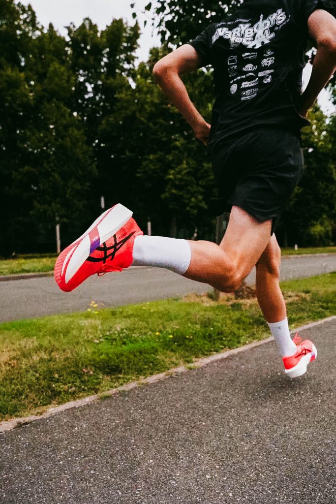 Testeur courant avec les Asics Metaspeed Sky Tokyo aux pieds