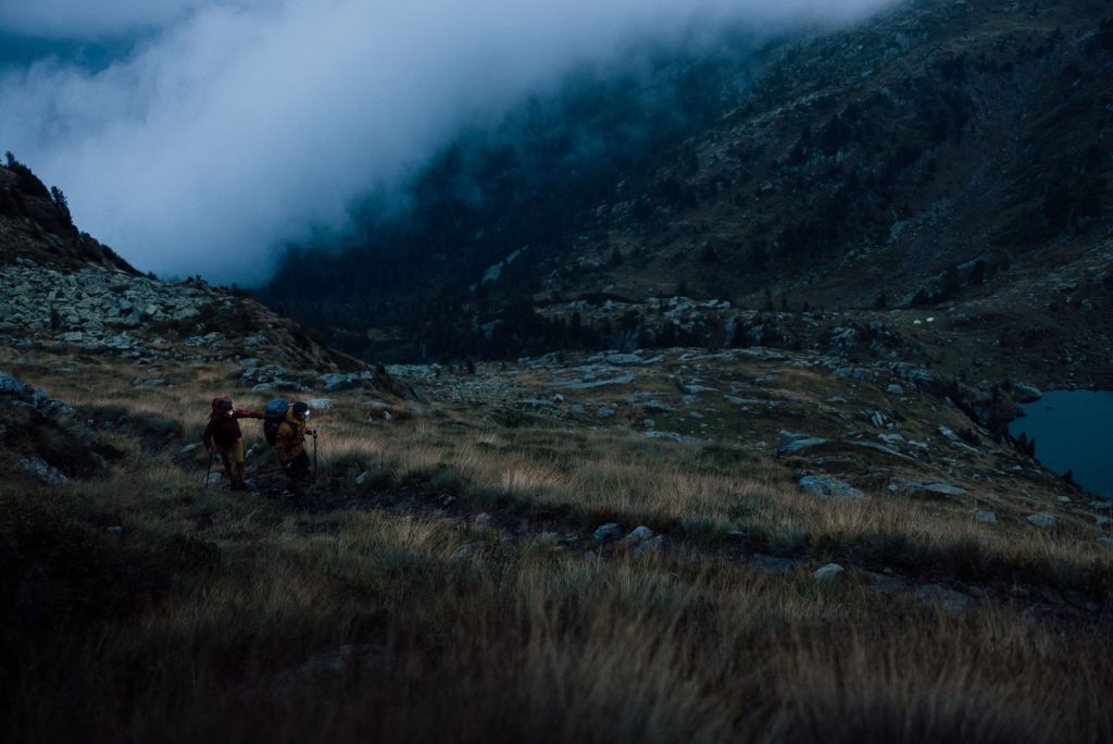 Randonner sous la pluie en montagne