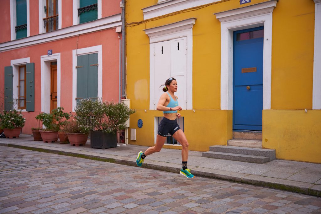 Test delle Hoka Rocket X2 - femme qui court avec les Hoka Rocket X2