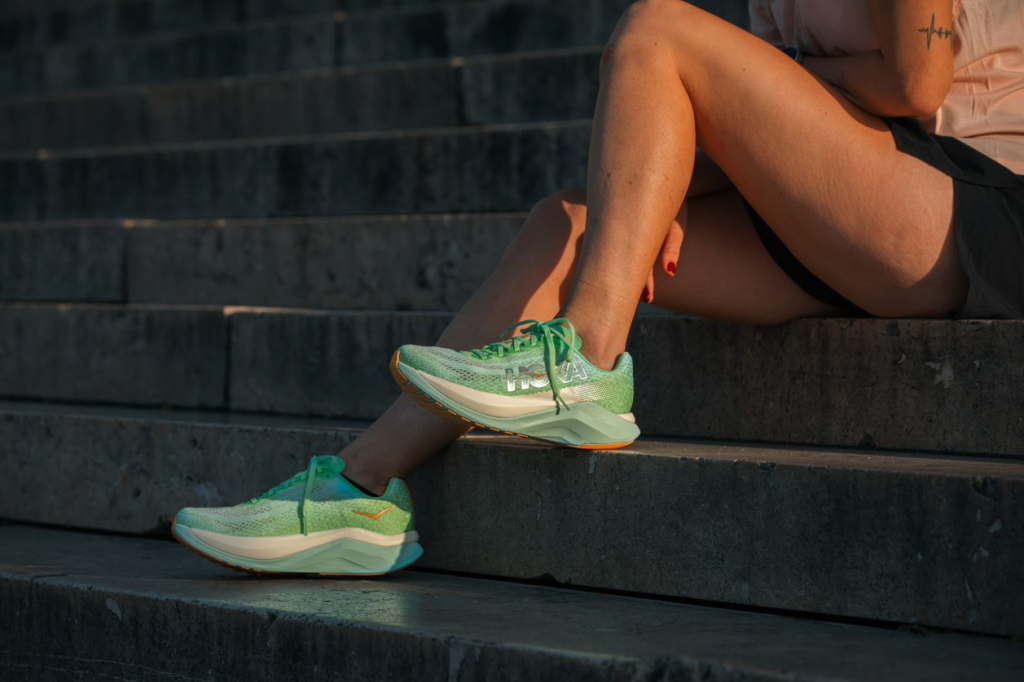 Femme qui porte les chaussures Hoka Mach X