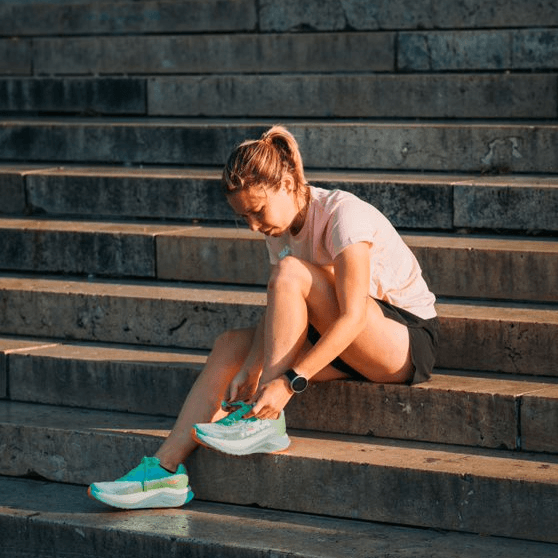 Salomée qui porte les chaussures Hoka Mach X